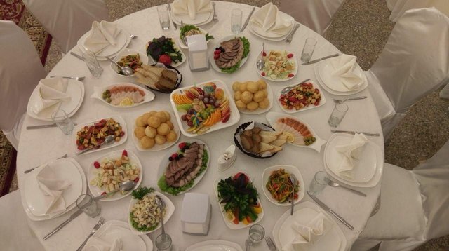 Круглый банкетный стол с закусками