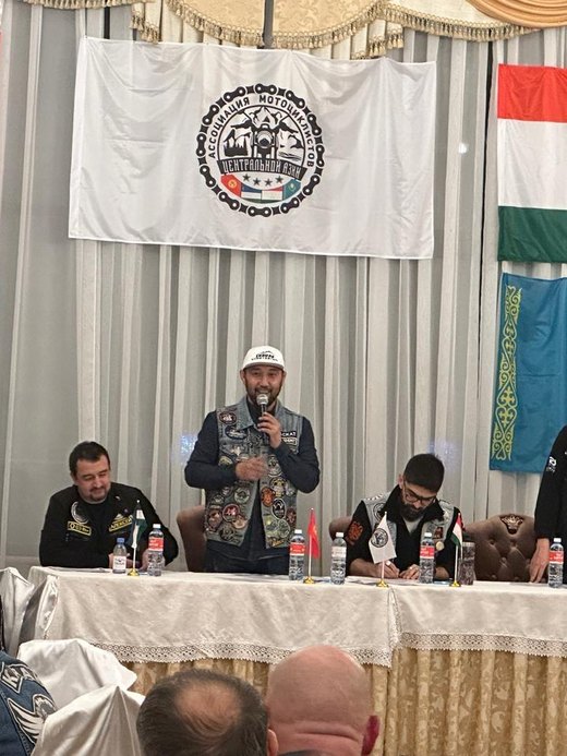 Выступление на сцене в конференц-зале