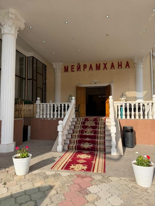 Парадный вход в ресторан Мейрамхана с красной дорожкой