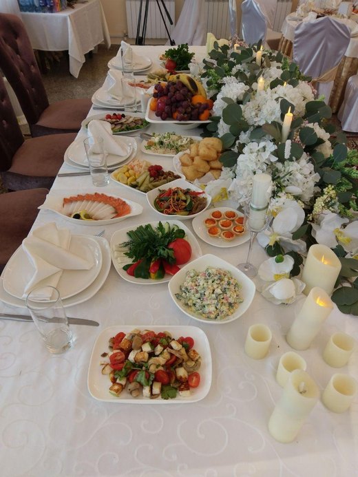 Свадебный стол с цветами и свечами
